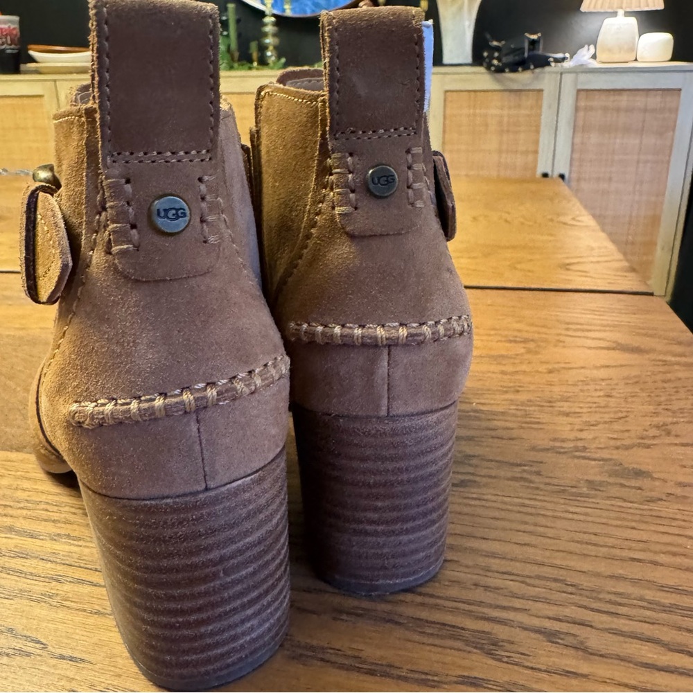 UGG Women's‎ Leahy ankle boot in chestnut suede. Western block Heel Bootie - Picture 4 of 13